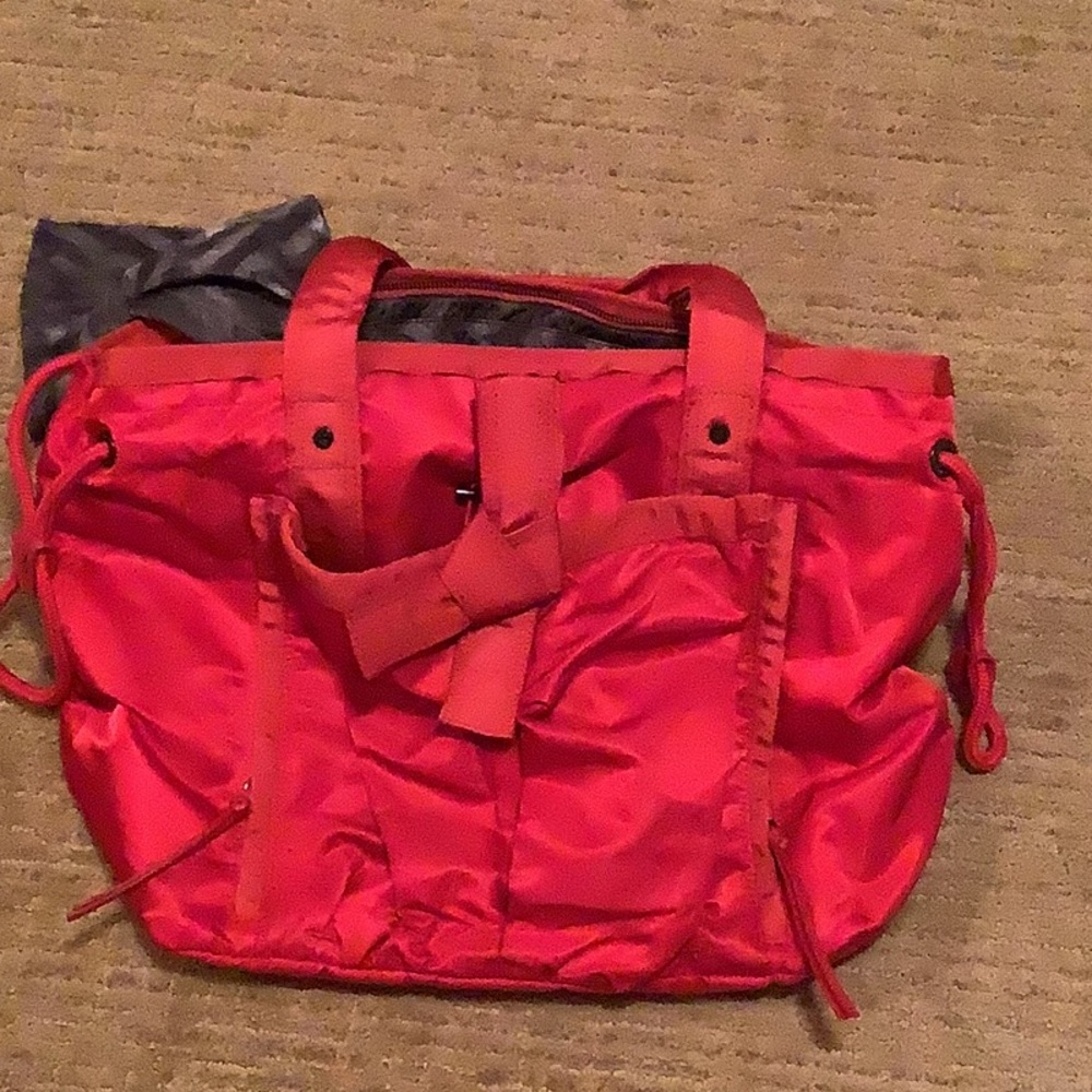 Lululemon Om Tote in Currant
